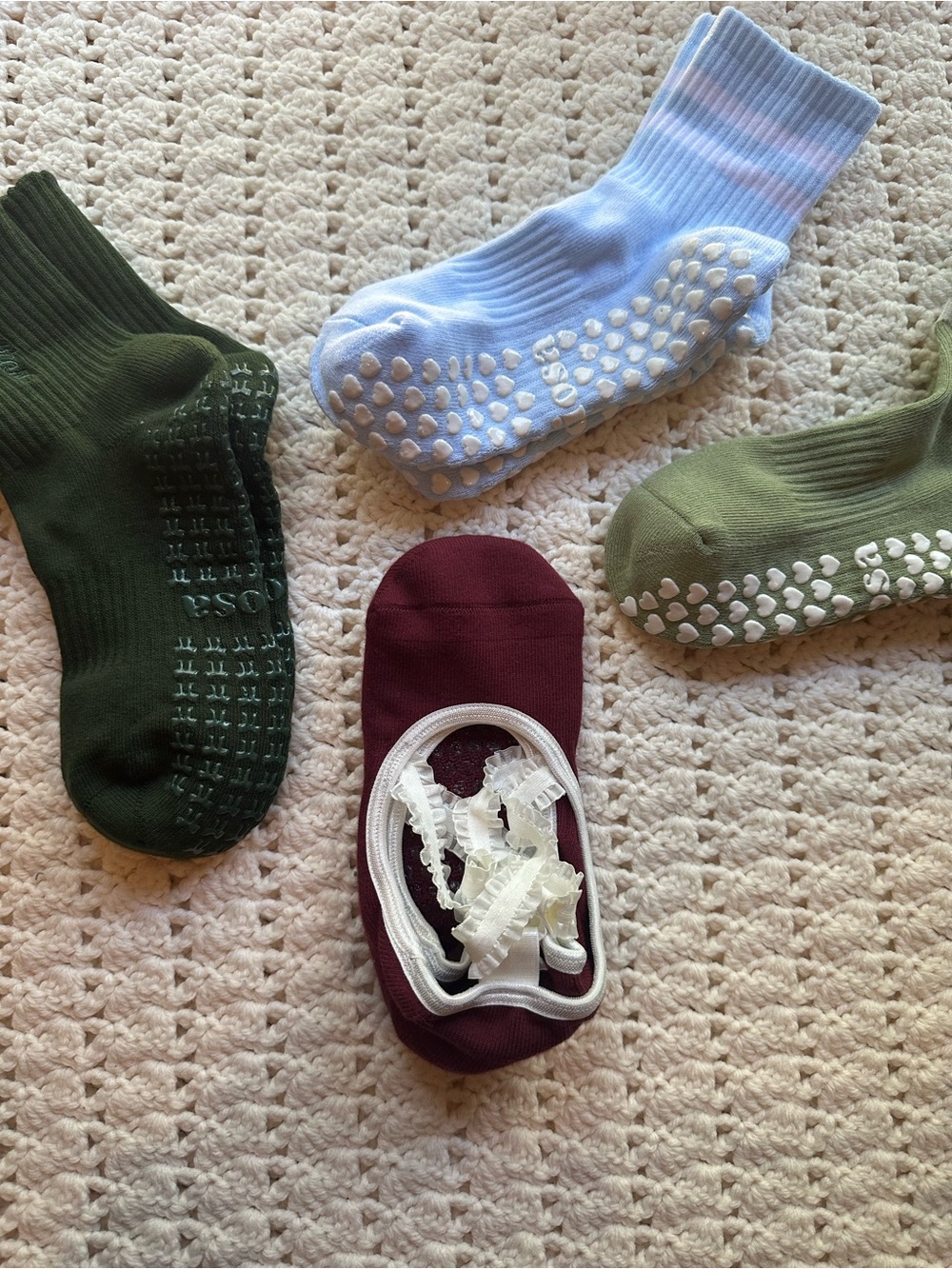 Women’s Elliosa Pilates Gripper Ballet Socks, maroon with ivory lace, new never